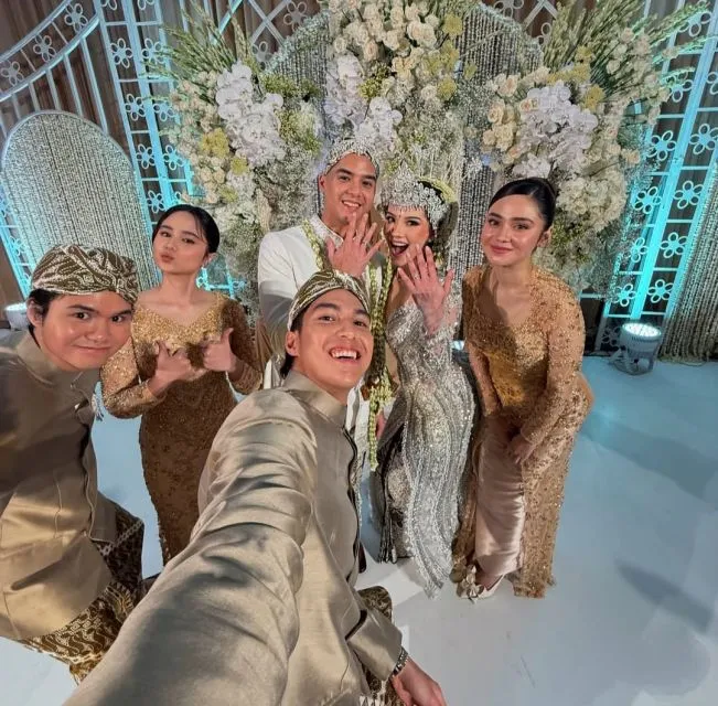 6 Fakta Menarik Pernikahan dan Ngunduh Mantu Al Ghazali dan Alyssa Daguise: Mewah, Sakral, dan Penuh Budaya 17 El dan Dul bersama pacar di penikahan al ghazali dan alyssa