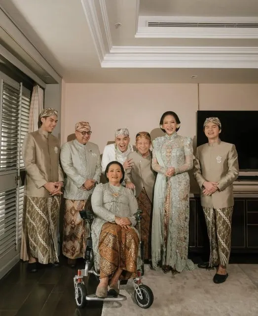 5 Fakta Mengagumkan Irwan Mussry, Suami Maia Estianty yang Menjadi Sorotan di Pernikahan Al Ghazali 9 Irwan Mussry dengan Ortu dan Anak Maia Estianty