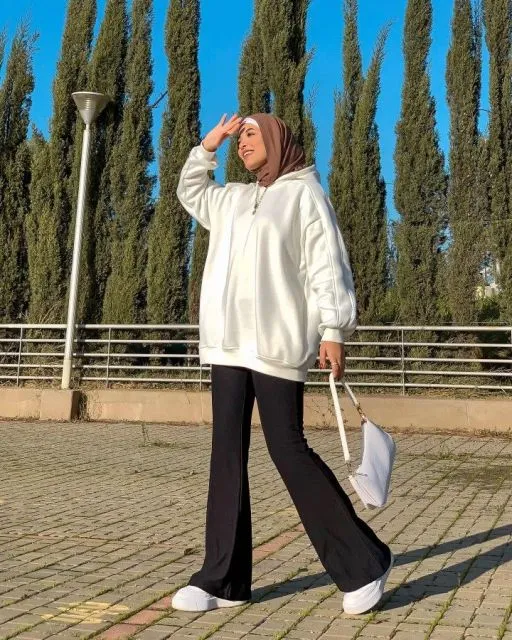 10 OOTD Celana Cutbray Hijab Style yang Modis dan Cocok untuk Berbagai Acara 12 OOTD celana cutbray hitam dengan sweater hoodie warna putih dan hijab pashmina cokelat
