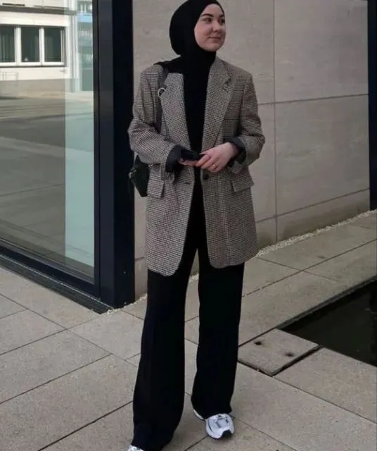 10 OOTD Celana Cutbray Hijab Style yang Modis dan Cocok untuk Berbagai Acara 13 celana cutbray hitam dengan blazer berbahan wool