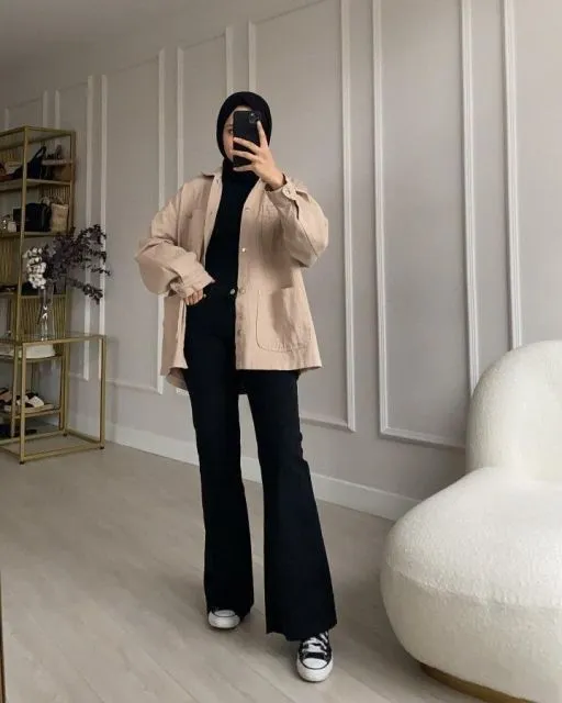 10 OOTD Celana Cutbray Hijab Style yang Modis dan Cocok untuk Berbagai Acara 11 celana cutbray dengan kemeja cream dan hijab simpel