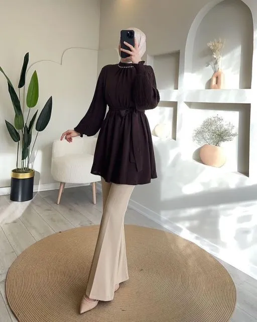 10 OOTD Celana Cutbray Hijab Style yang Modis dan Cocok untuk Berbagai Acara 14 celana cutbray warna coksu dengan blouse hitam