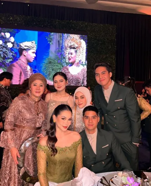 7 Momen Romantis El Rumi dan Syifa Hadju: Bukti Cinta Setara yang Bikin Penumpang Kapal El-Syifa Terus Bertambah! 8 Momen Romantis El Rumi dan Syifa Hadju dinikahan Thariq & Aal