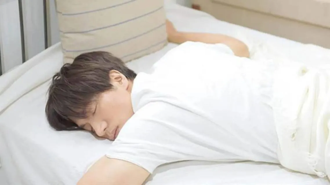 Yuk Contek! 7 Rahasia Awet Muda Jerry Yan yang Bikin Salfok di Konser Mayday #5525 13 Jerry Yan tidur