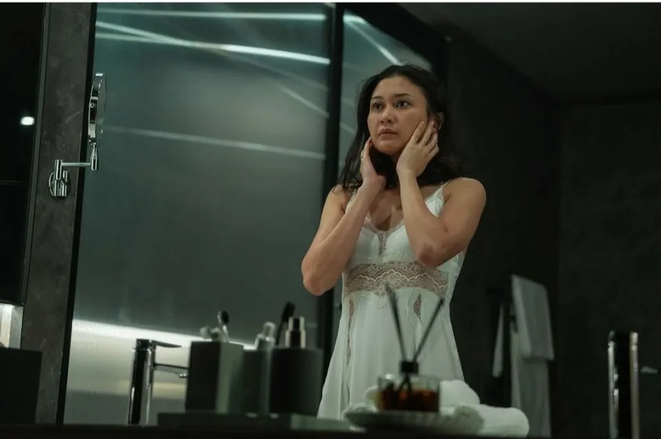 Film Thriller Psikologis Drama Netflix A Normal Woman: 7 Trauma Milla yang Mengajak Kita Refleksi Jati Diri 17 Milla saat mulai meragukan dirinya