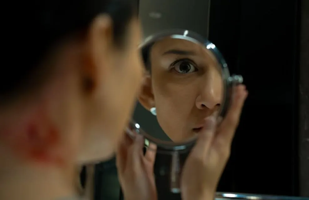 Film Thriller Psikologis Drama Netflix A Normal Woman: 7 Trauma Milla yang Mengajak Kita Refleksi Jati Diri 15 Luka pertama di leher yang di dapat oleh Milla