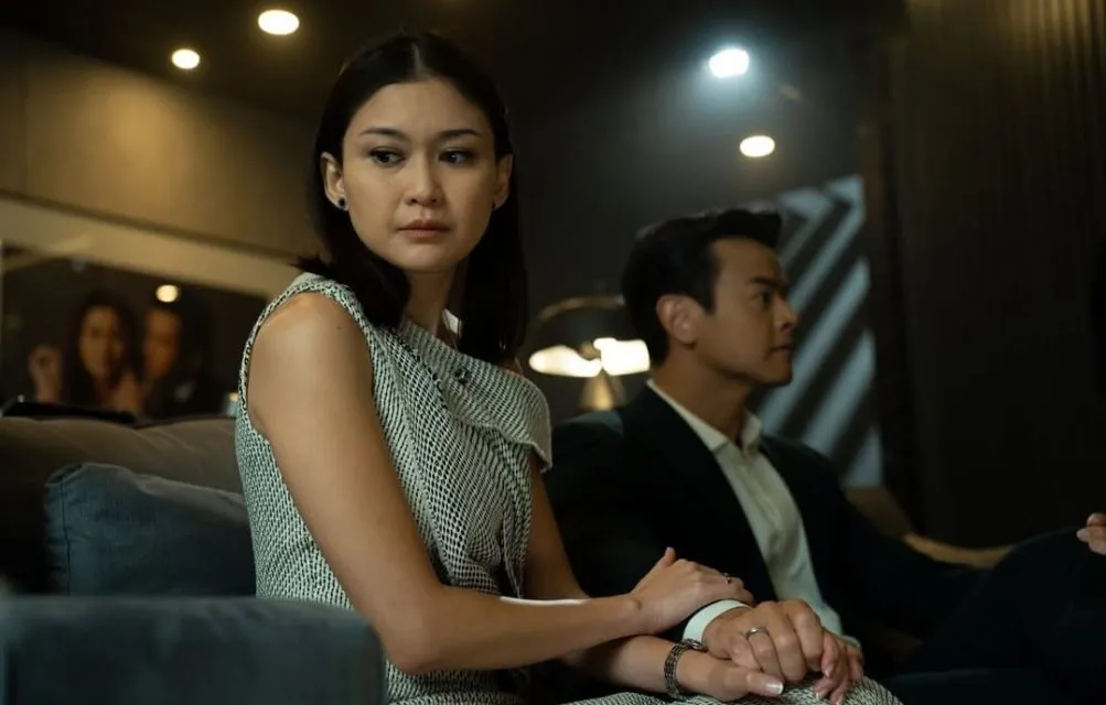 Film Thriller Psikologis Drama Netflix A Normal Woman: 7 Trauma Milla yang Mengajak Kita Refleksi Jati Diri 16 Adegan wawancara couple goals