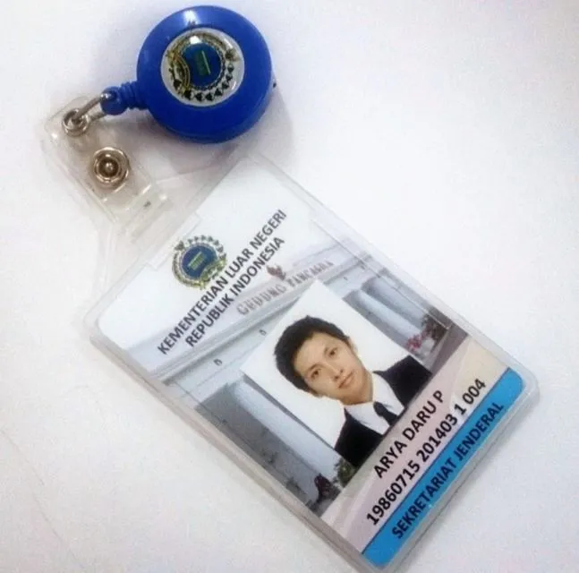 Hebat! 4 Prestasi Arya Daru Pangayunan, Diplomat Muda Kemlu yang Jarang Diketahui 18 id badge Arya Daru Pangayunan
