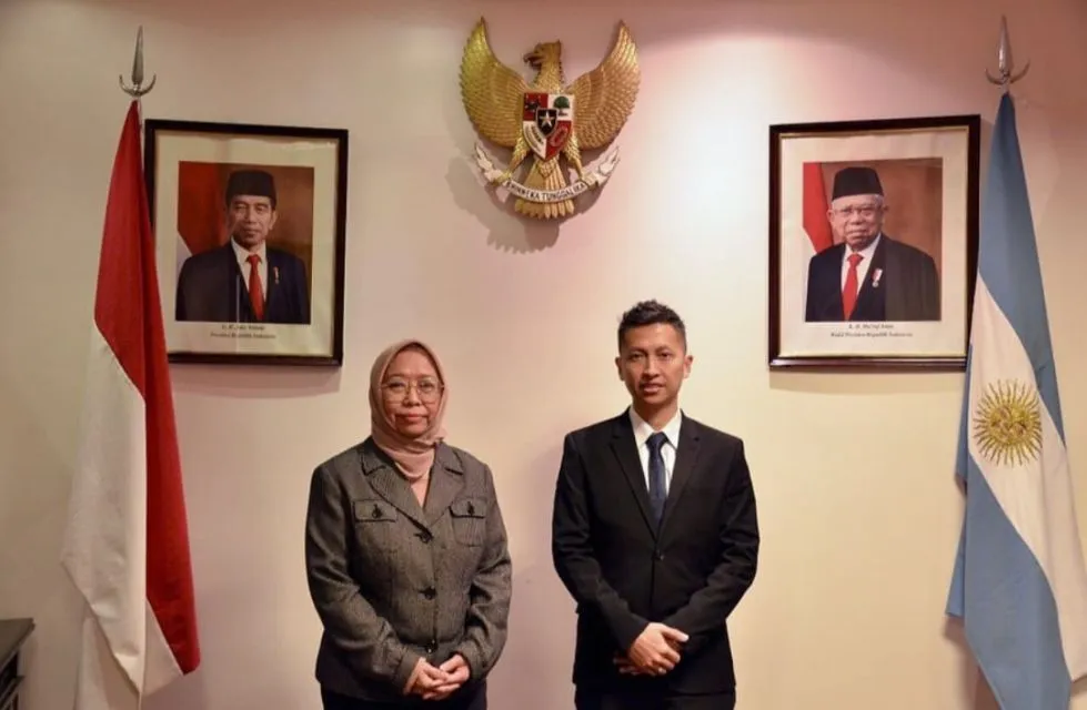 Hebat! 4 Prestasi Arya Daru Pangayunan, Diplomat Muda Kemlu yang Jarang Diketahui 13 Potret Arya Daru Pangayunan sebagai sekretaris kedua ekonomi sosial budaya kbri Buenos Aires