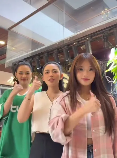 Erika Carl Hamil 9 Bulan: 6 Hal Mengejutkan yang Baru Ia Ungkap ke Publik 11 Erica Carl bersama kedua sahabatnya fuji dan rachel