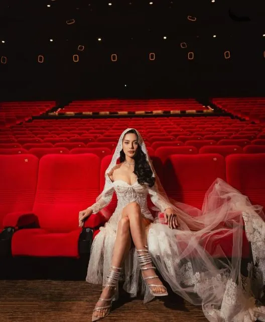Erika Carl Hamil 9 Bulan: 6 Hal Mengejutkan yang Baru Ia Ungkap ke Publik 14 Erica Carl promo film pengantin setan