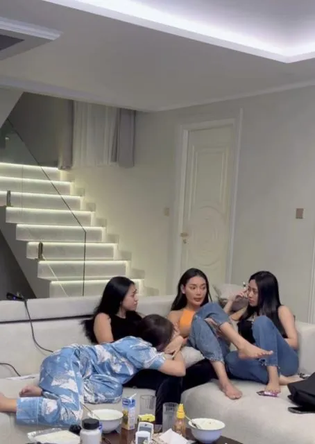 Erika Carl Hamil 9 Bulan: 6 Hal Mengejutkan yang Baru Ia Ungkap ke Publik 15 Erika curhat dengan sahabat-sahabat terdekatnya