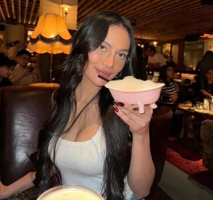 Erika Carl Hamil 9 Bulan: 6 Hal Mengejutkan yang Baru Ia Ungkap ke Publik 13 Erica Carl hamil 9 bulan-Tidak terlihat