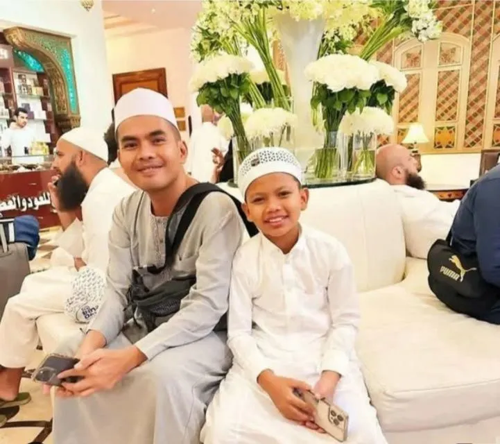 Viral! 5 Fakta Menyentuh Kisah Farel Prayoga: Saat Rumah Tak Lagi Jadi Tempat Aman bagi Anak 12 Farel Prayoga saat menjalankan ibadah umroh