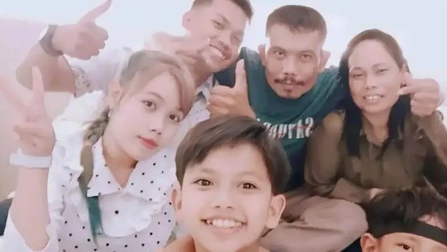 Viral! 5 Fakta Menyentuh Kisah Farel Prayoga: Saat Rumah Tak Lagi Jadi Tempat Aman bagi Anak 10 Farel Prayoga bersama keluarganya