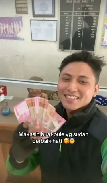 Ojol Core! 8 Aksi Unexpected Driver Ojek Online Selain ojol core dapat uang tip 100 euro