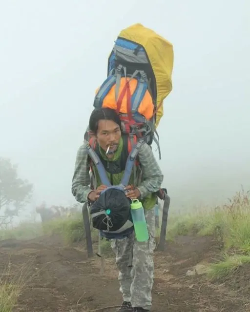 Sosok Agam Rinjani, Guide Rinjani yang Viral Usai Bantu Evakuasi Juliana Marins 5 profil agam rinjani