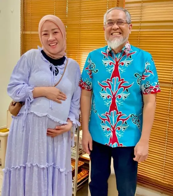 Fanny Kondoh Melahirkan Anak dari Mendiang Papa Udon: 5 Momen Penuh Cinta Hingga Kehilangan Sebelum Baby Kazuki Lahir 12 Fanny bersama dokter yang membantunya selama hamil