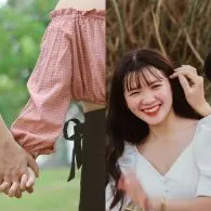 Menurut Psikologi, 5 Ciri Ini Tandakan Wanita Cuek Sebenarnya Suka Sama Kamu!