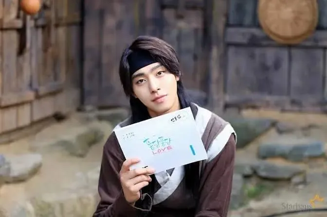 8 Drama Ikonik & 5 Fakta Menarik Ahn Hyo-seop, Aktor Korea yang Multi Talenta 15 Ahn Hyo-seop Splash-splash love.
