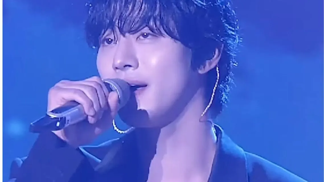 8 Drama Ikonik & 5 Fakta Menarik Ahn Hyo-seop, Aktor Korea yang Multi Talenta 26 Ahn Hyo-seop saat menyanyikan lagu jumbo