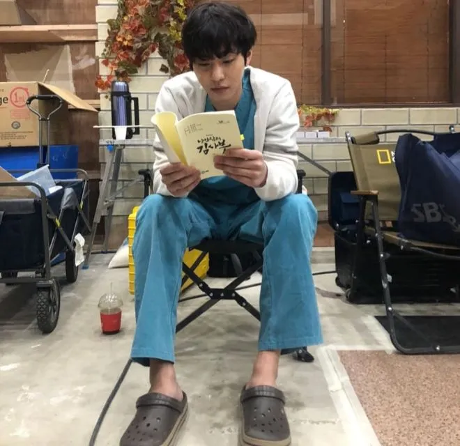 8 Drama Ikonik & 5 Fakta Menarik Ahn Hyo-seop, Aktor Korea yang Multi Talenta 25 Ahn Hyo-seop sedang membaca