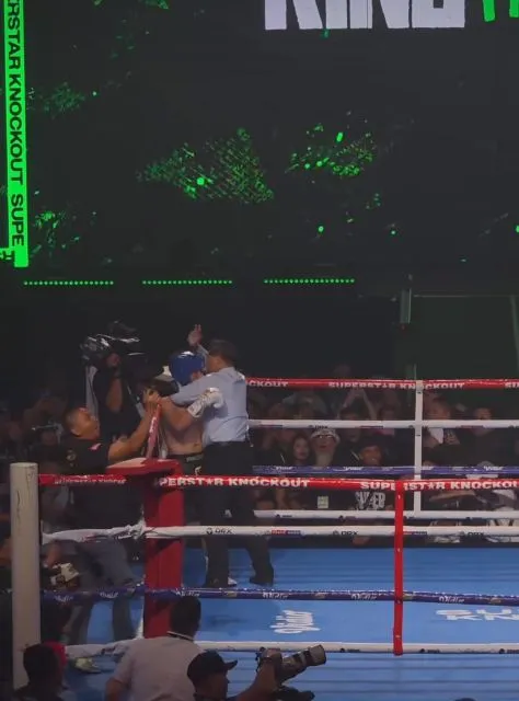 Duel El Rumi vs Jefri Nichol Hanya 38 Detik, Ini Aturan TKO Tinju yang Perlu Kamu Tahu! 10 Wasit memeluk Jefri saat dinilai Jefri tidak melakukan perlawanan