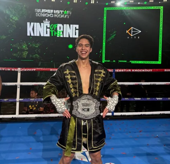 Duel El Rumi vs Jefri Nichol Hanya 38 Detik, Ini Aturan TKO Tinju yang Perlu Kamu Tahu! 12 El menunjukkan sabuk kemenangan