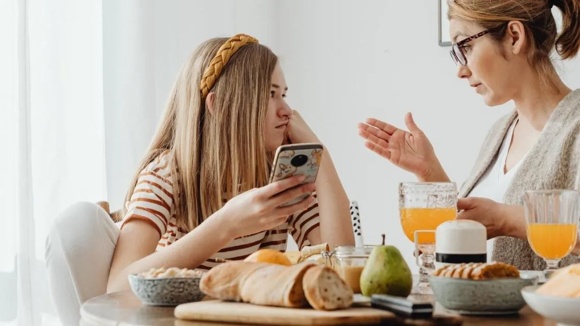 Tetap Slow! 7 Cara Ibu Menghadapi Pacar Si Anak Remaja Zaman Now. 9 Cara Ibu Menghadapi Pacar Si Anak Remaja- Ibu harus memberi batasan jelas