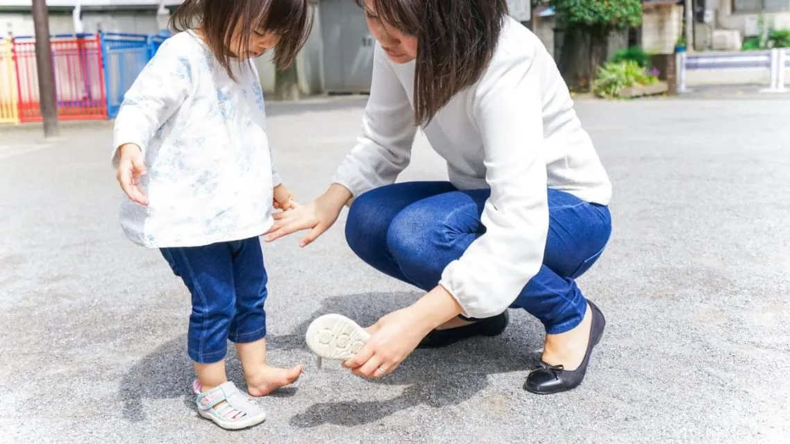 7 Panduan Praktis Mencegah Balita Cacingan, Agar Anak Tetap Sehat dan Aktif 14 membiasakan anak memakai sandal/sepatu di luar rumah
