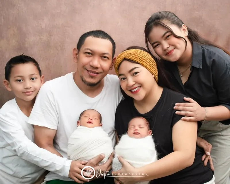Mpok Alpa Berpulang Menghadap Pencipta: 7 Jejak Karier Penuh Inspirasi Sang Komedian Betawi 14 potret mpok alpa dengan keluarga