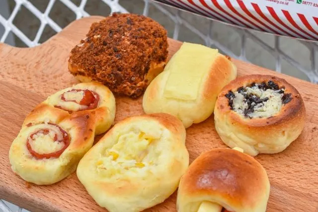 7 Oleh-Oleh Khas Bogor Ini Sering Jadi Buruan Turis Lokal dan Internasional! 9 roti unyil bogor