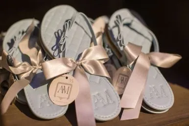 7 Mitos Souvenir Pernikahan Baik Larangan Maupun Anjuran yang Masih Dipercaya Banyak Pasangan. 15 mitos souvenir pernikahan-sandal