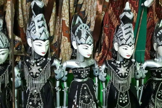 7 Oleh-Oleh Khas Bogor Ini Sering Jadi Buruan Turis Lokal dan Internasional! 13 wayang golek di bogor
