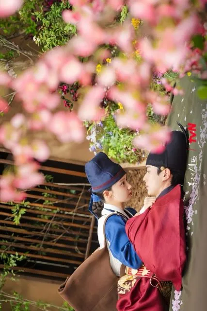 23 Momen Romantis Yoona dan Chaemin di Bon Appetit, Your Majesty Penuh Chemistry 35 jatuh berdua dan tidak sengaja pelukan