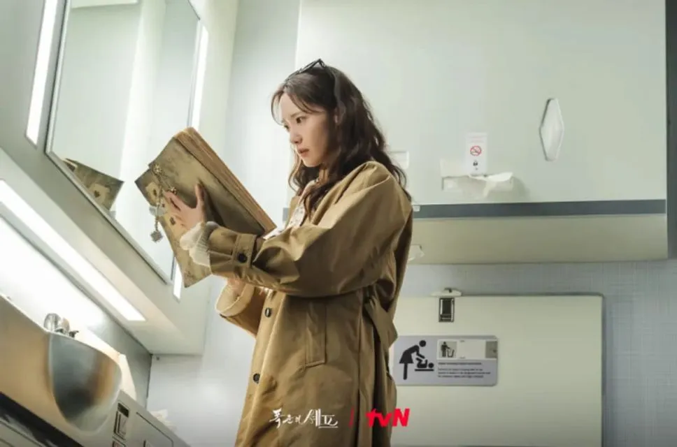 23 Momen Romantis Yoona dan Chaemin di Bon Appetit, Your Majesty Penuh Chemistry 27 Momen Romantis Yoona dan Chaemin di Drakor Bon Appetit, Your Majesty -Ji-yeong membaca mangunrok