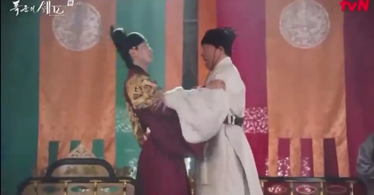 23 Momen Romantis Yoona dan Chaemin di Bon Appetit, Your Majesty Penuh Chemistry 45 Raja menyundul dahi utusan Ming