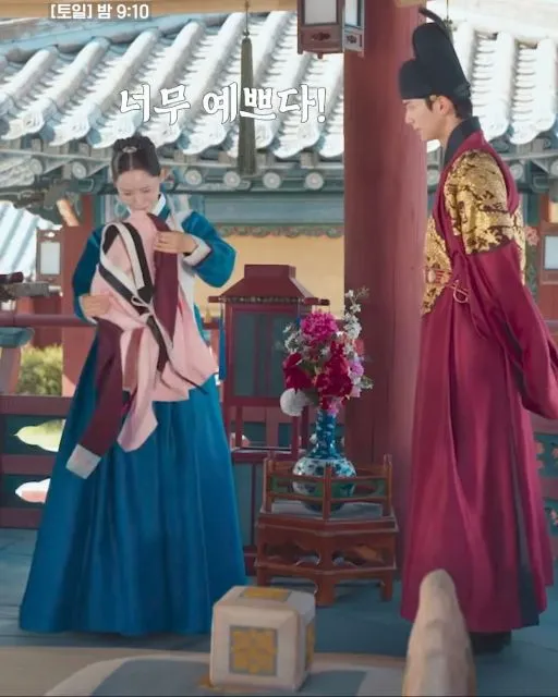 23 Momen Romantis Yoona dan Chaemin di Bon Appetit, Your Majesty Penuh Chemistry 46 Ji yeong bahagia diberi baju koki berwarna pink