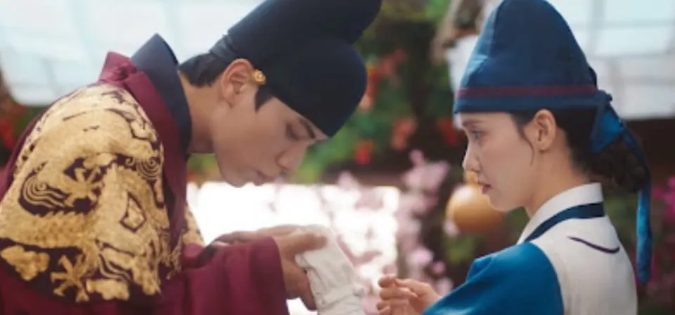 23 Momen Romantis Yoona dan Chaemin di Bon Appetit, Your Majesty Penuh Chemistry 36 raja memperhatikan luka Ji yeong