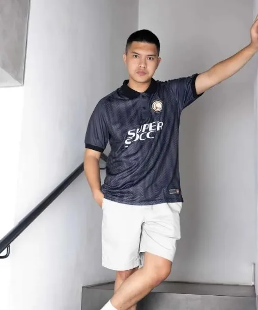 10 Outfit ke Pantai Pria yang Nyaman Tapi Tetap Kece! 18 kaos jersey bola vintage
