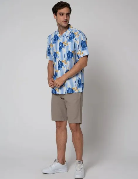 10 Outfit ke Pantai Pria yang Nyaman Tapi Tetap Kece! 12 kemeja floral pria