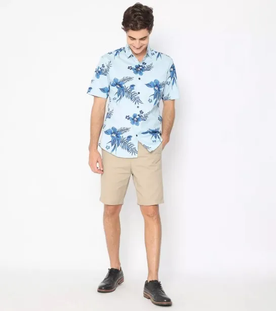 10 Outfit ke Pantai Pria yang Nyaman Tapi Tetap Kece! 11 kemeja hawai pria