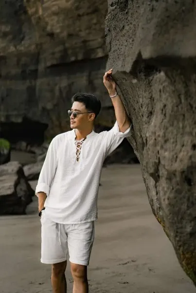 10 Outfit ke Pantai Pria yang Nyaman Tapi Tetap Kece! 20 kemeja lengan panjang linen dan celana pendek