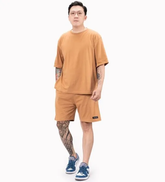 10 Outfit ke Pantai Pria yang Nyaman Tapi Tetap Kece! 16 kemeja oversize pria