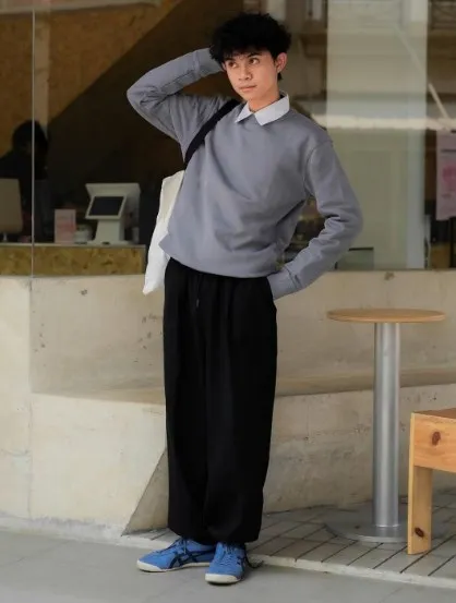 10 Smart Casual Outfit Pria yang Cocok untuk Ngantor 20 kemeja putih, sweater dan wide leg pants