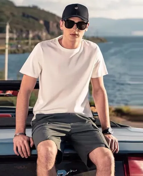 10 Outfit ke Pantai Pria yang Nyaman Tapi Tetap Kece! 17 kombinasi kaos polos, topi dan celana pendek