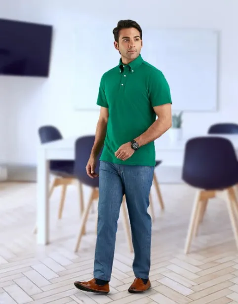 10 Smart Casual Outfit Pria yang Cocok untuk Ngantor 17 kombinasi polo shirt dan jeans