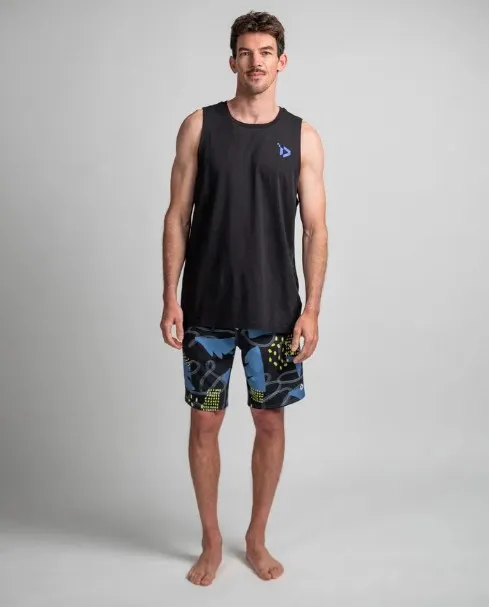 10 Outfit ke Pantai Pria yang Nyaman Tapi Tetap Kece! 14 kombinasi tank top dan boardshorts