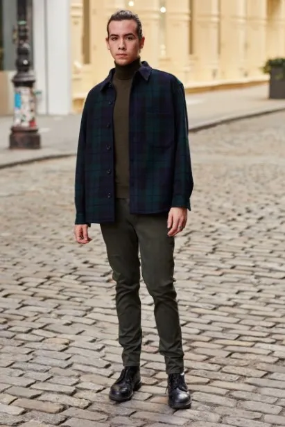 10 Smart Casual Outfit Pria yang Cocok untuk Ngantor 14 kombo kemeja flanel dan turtleneck