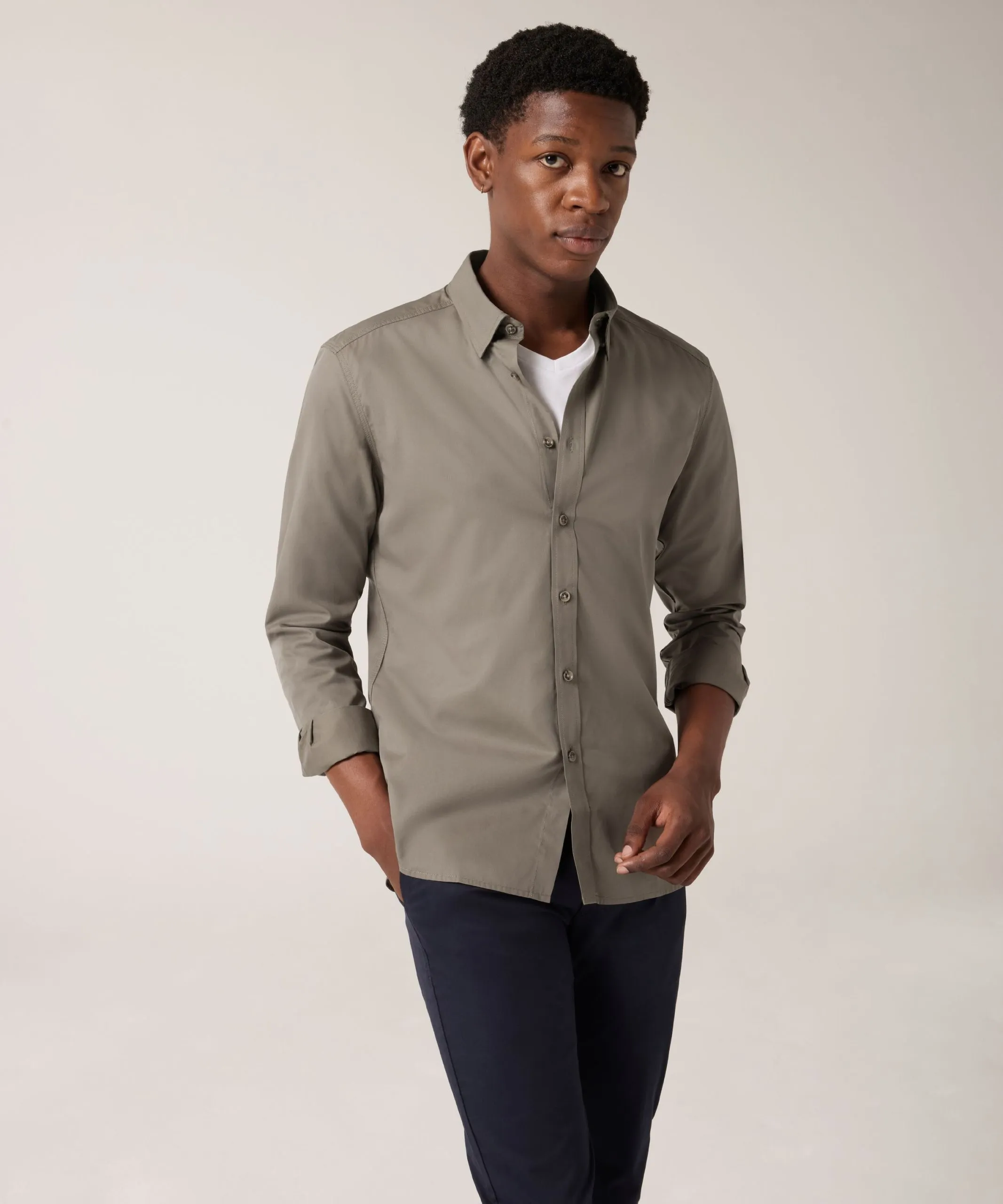 10 Smart Casual Outfit Pria yang Cocok untuk Ngantor 11 kombo kemeja lengan panjang dan kaos